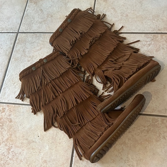 Minnetonka Moccasin 100% Leather 5 Tier Fringe Boots, Sz 6‎ - Picture 2 of 11